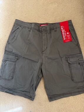 New UNIONBAY Men's  Gray Cargo Shorts NWT SIZE 40